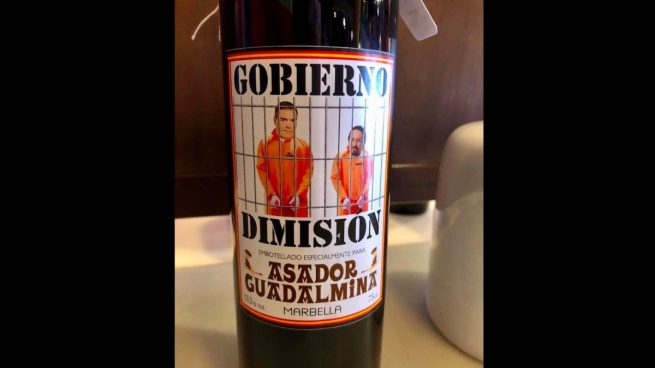 Un asador de Marbella ‘encarcela’ a Sánchez e Iglesias: ofrece el vino ‘Gobierno dimisión’