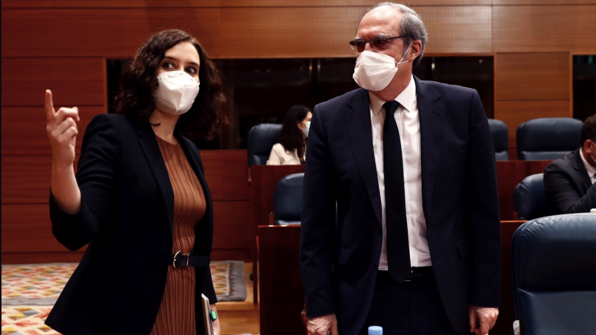 Isabel Díaz Ayuso y Ángel Gabilondo este jueves en la Asamblea de Madrid. (Foto: EP)
