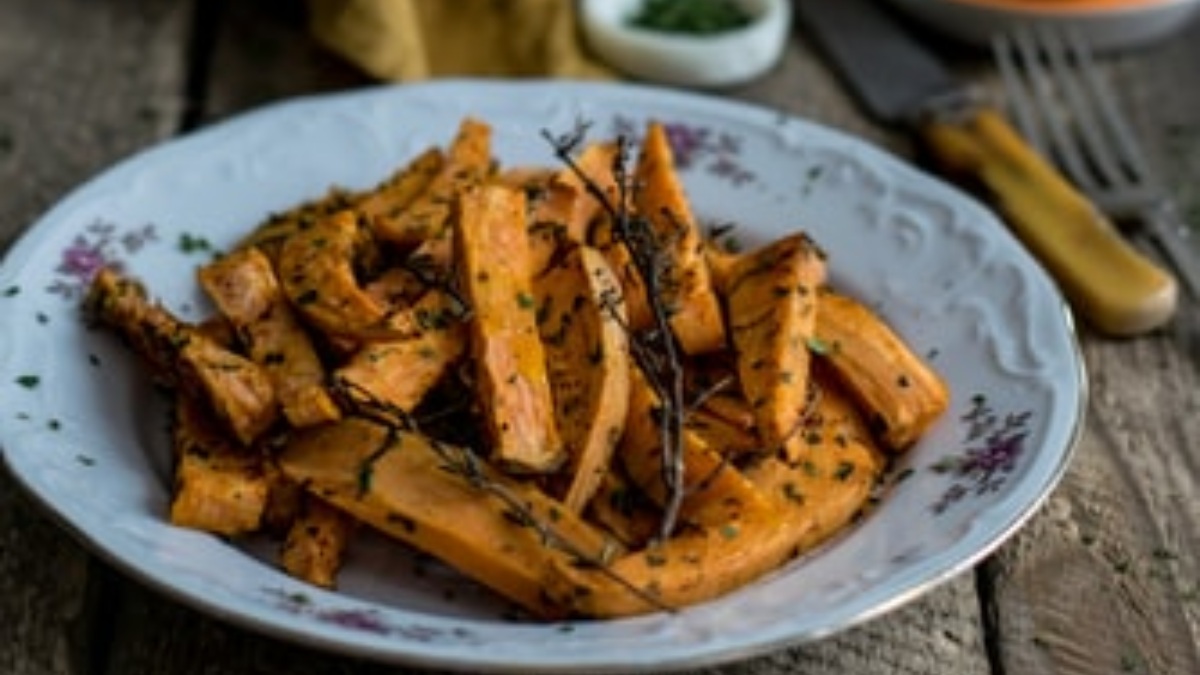 Patata al horno con cúrcuma y romero