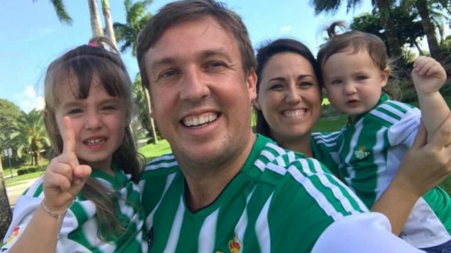 Juanma Linares, con su familia con camisetas del Betis.