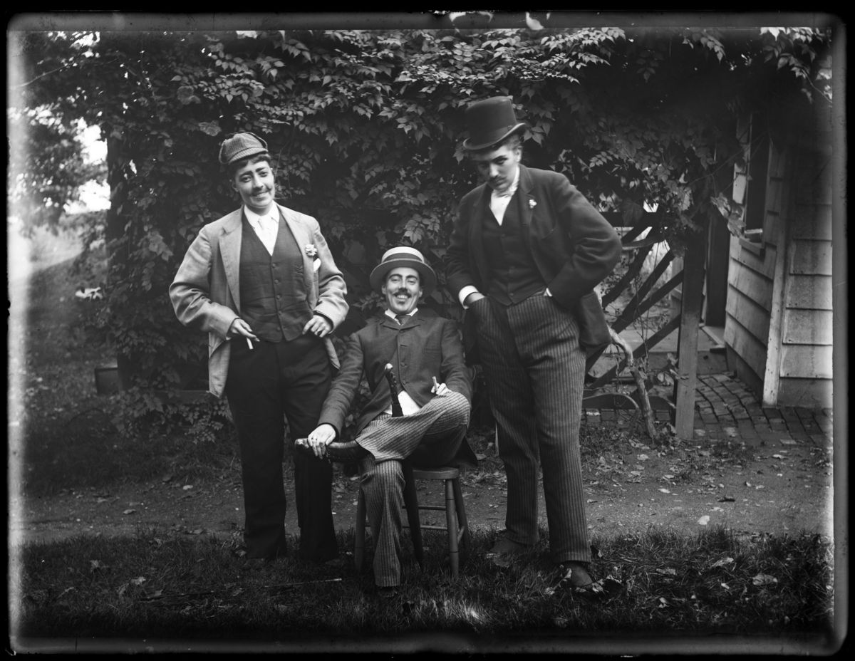 Alice Austen, Julia Martin y Julia Bredt vestidas de hombres : Foto. Alice Austen : ‘Trudy y Alice’ : Foto. Alice Austen : Cortesía de Staten Island Historical Society