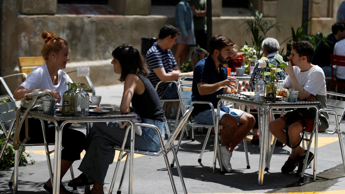 Clientes en una terraza.