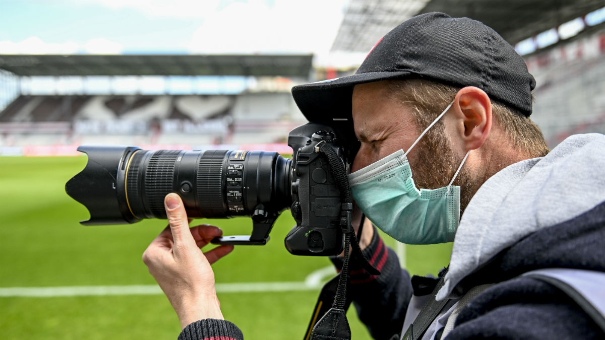 Un fotógrafo en un partido de la Bundesliga. (Getty)
