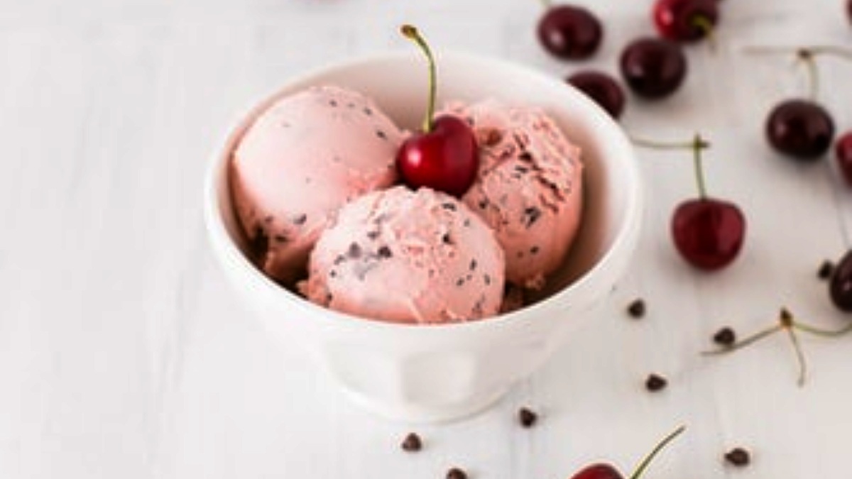 Helado de plátano, cerezas y chocolate