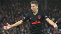 Marcos Llorente celebra uno de sus goles en Anfield. (AFP)