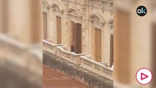 Ronaldinho, saludando desde el balcón.