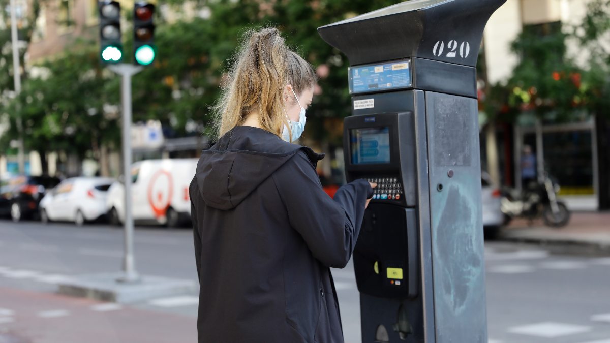 Una joven utiliza un parquímetro del Servicio de Estacionamiento Regulado (SER) de Madrid. Foto: EP