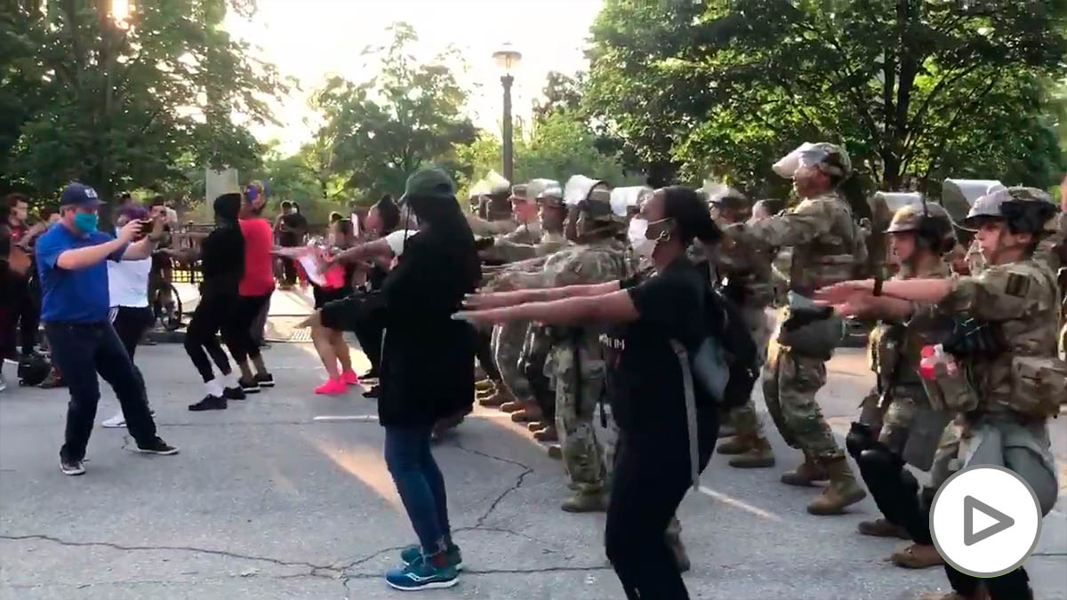Militares bailan La Macarena.