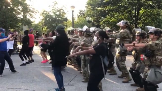 Twitter: El ejército de Estados Unidos baila ‘Macarena’ para dar el toque de queda