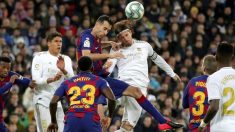 Busquets y Sergio Ramos en un Real Madrid-Barcelona.