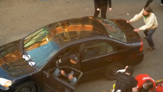 Un hombre irrumpe con su coche en una protesta racial en Seattle y dispara contra un manifestante