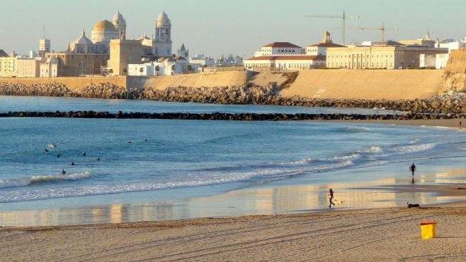 Cierra una playa de Cádiz tras completarse el aforo de más de 3.500 personas
