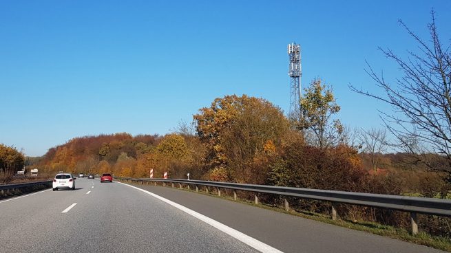 Una torre de telecomunicaciones en una carretera de Alemania.