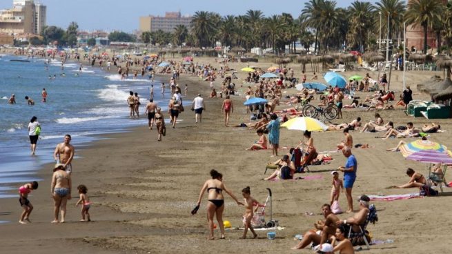 Juanma Moreno pide a los andaluces que sean prudentes a la hora de viajar a la costa