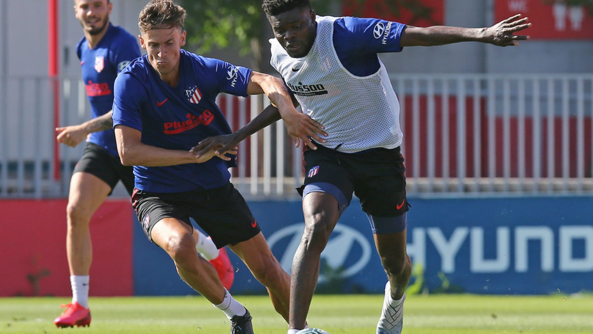 Marcos Llorente y Thomas pelean durante un entrenamiento del Atlético de Madrid. (atleticodemadrid.com)