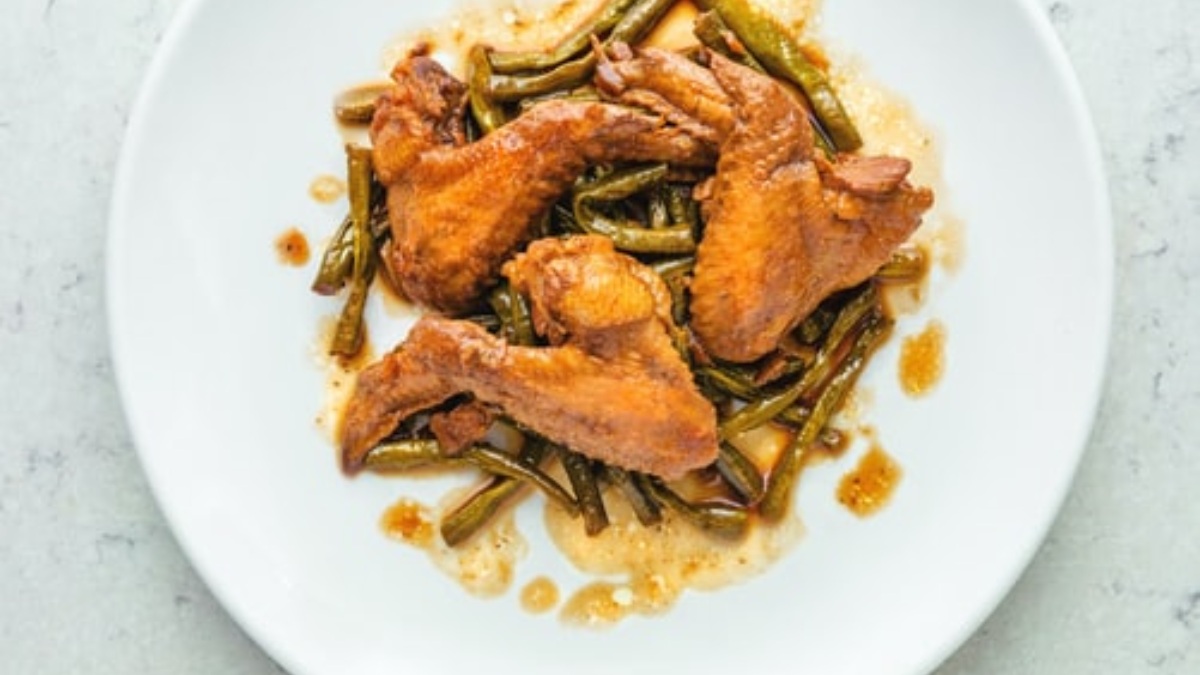 Alitas de pollo con judías verdes y salsa de cúrcuma