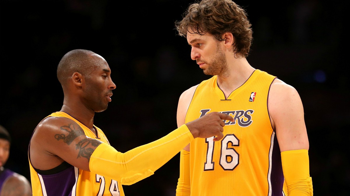 Pau Gasol charla con Kobe Bryant durante su etapa en los Lakers. (AFP)