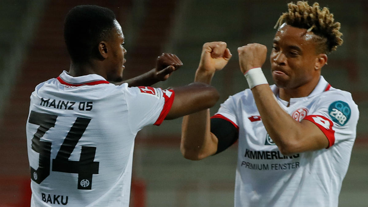 Kundé y Baku, jugadores de color del Mainz, celebran un gol. (AFP)