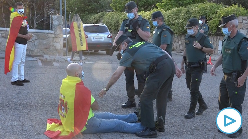 Cacerolada frente al casoplón de Pablo Iglesias