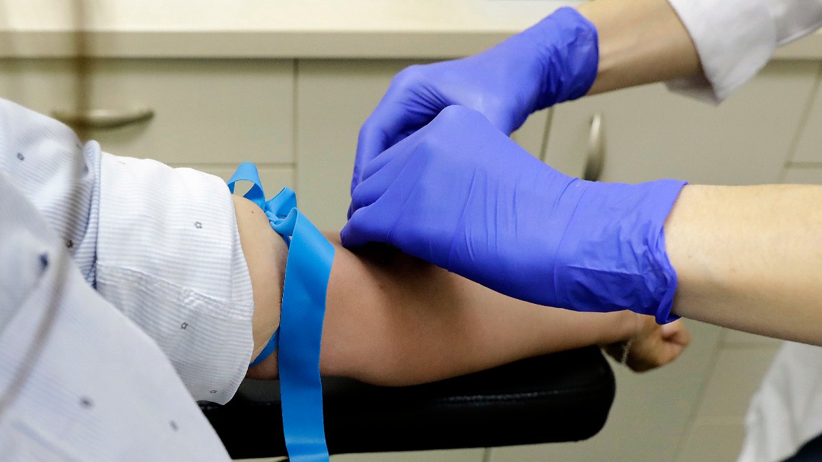 Un trabajador sanitario prepara a una paciente para la extracción de sangre para realizar el test serológico. Foto: EP