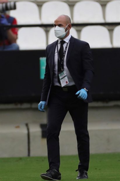 Paco Jémez, con mascarilla y guantes en el regreso del fútbol (EFE).