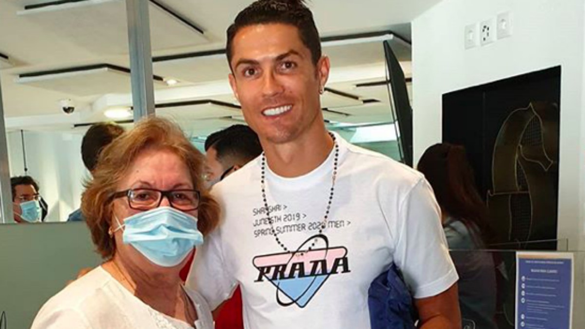 Cristiano Ronaldo posa, sin mascarilla y sin la distancia social, con la dueña de un restaurante. (@restaurante_mar_do_inferno)