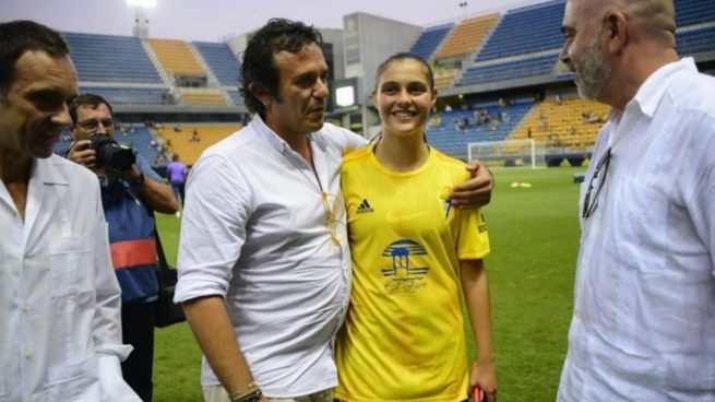 Kichi, en el Carranza con una jugadora del Cádiz Femenino.