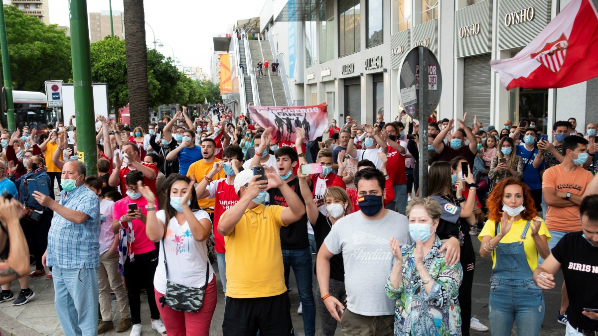 Cientos de aficionados del Sevilla se agolparon en los alrededores del Pizjuán. (EFE)