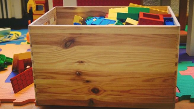 Cómo hacer una caja para guardar juguetes  Cajas para guardar juguetes,  Guardar juguetes, Cajas de juguetes de madera