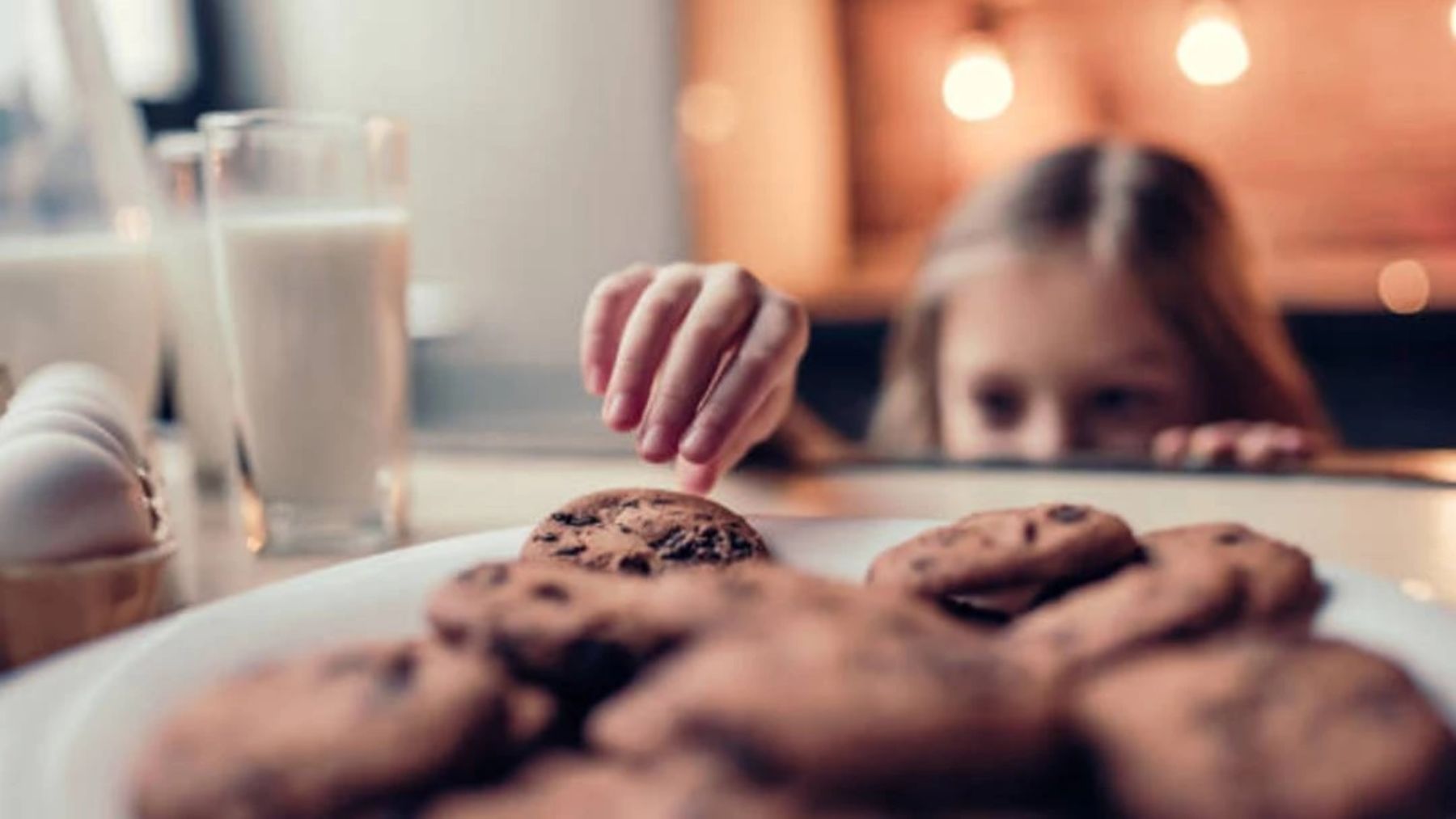 Descubre la receta para hacer galletas de chocolate con los niños