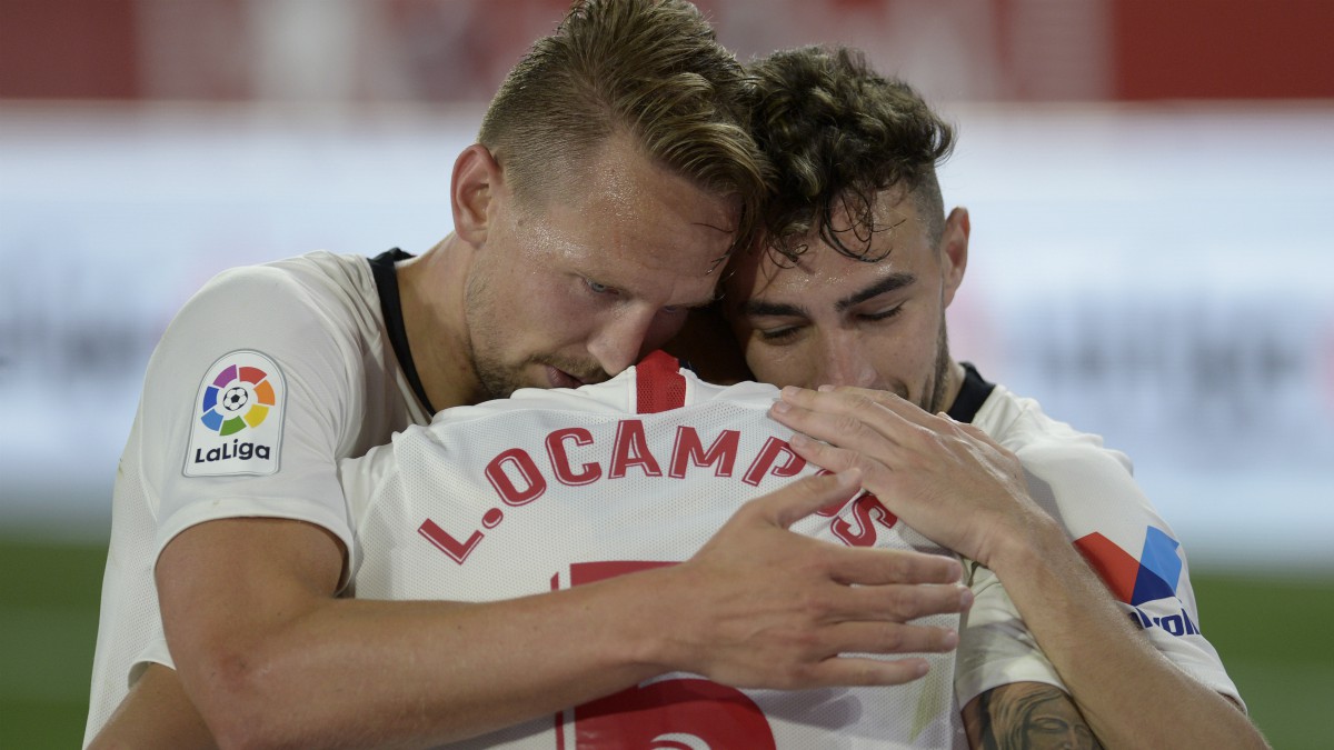 Los jugadores del Sevilla celebran un gol abrazados. (AFP)