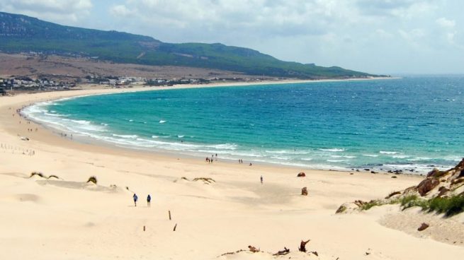 La Policía Local de Cádiz considera imposible cerrar las playas a las 21:30