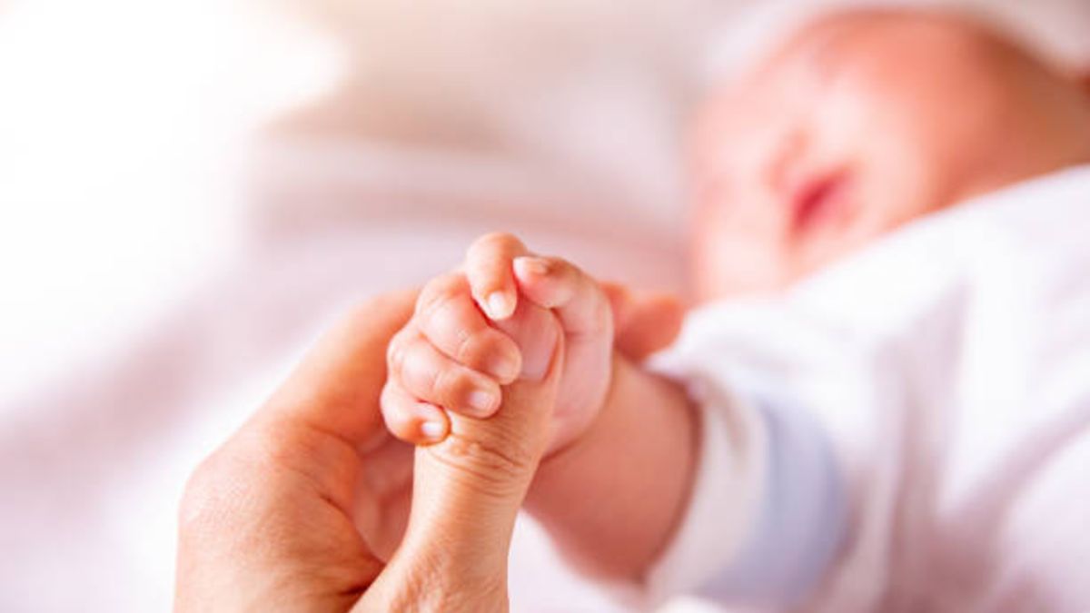 EL motivo por el que los bebés tienen las manos frías