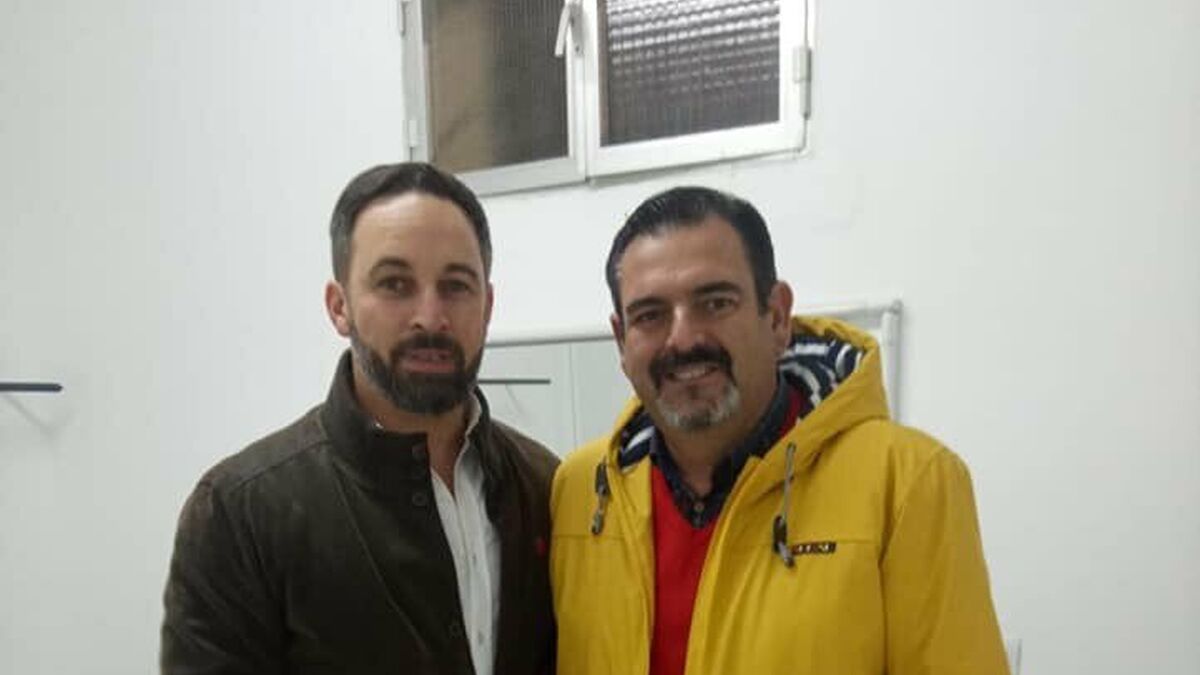 El concejal de San Juan de Aznalfarache, junto a Santiago Abascal.