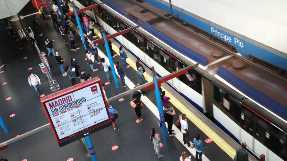 Usuarios de Metro y Cercanías de Madrid en el intercambiador de transportes de la estación de Príncipe Pío de Madrid. (Foto: Efe)