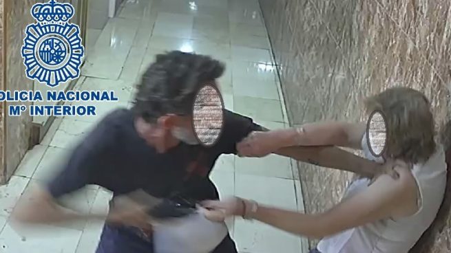 Un hombre asalta a una mujer de 74 años y se arranca el pelo para que la Policía no le identifique