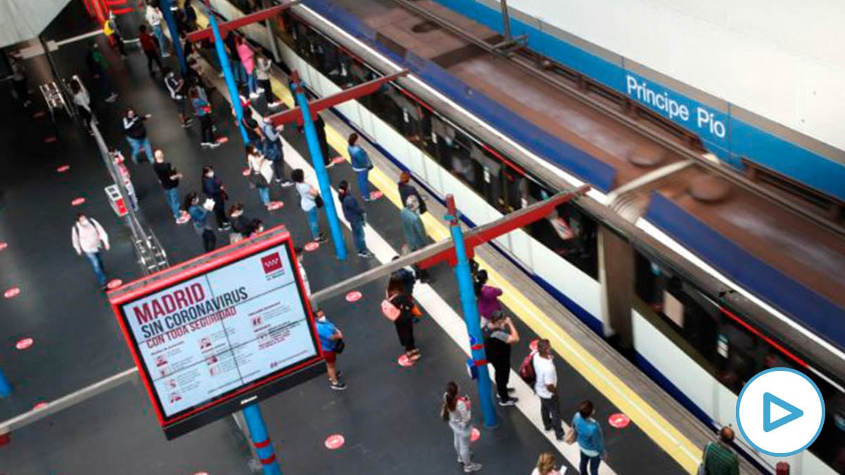 Usuarios de Metro y Cercanías de Madrid en el intercambiador de transportes de la estación de Príncipe Pío de Madrid. (Foto: Efe)