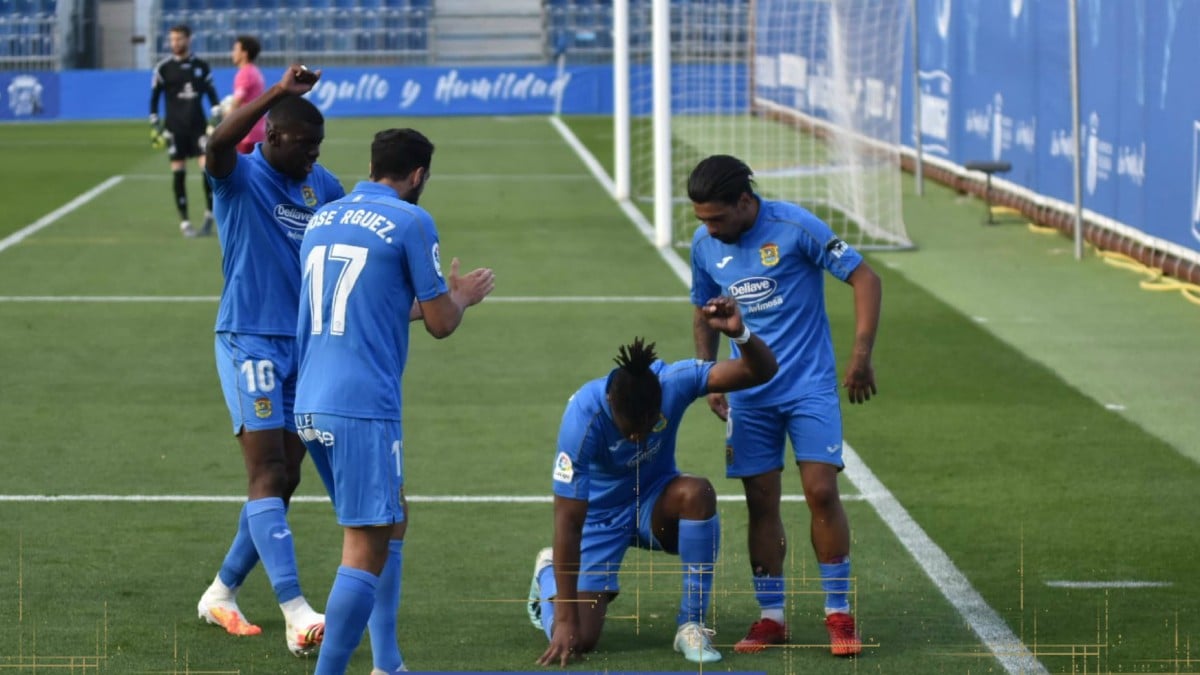 Sekou celebra el gol junto a sus compañeros. (CF Fuenlabrada)