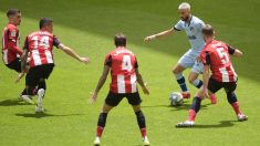Carrasco protege un balón durante el Athletic-Atlético de Madrid.