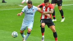 Koke controla un balón ante la presión de Yuri Berchiche. (AFP)