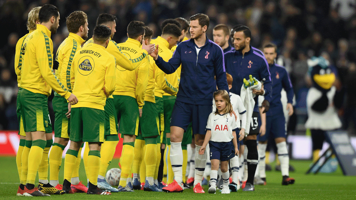 Los jugadores de Norwich y Tottenham se saludan antes de un partido de la FA Cup(Getty)