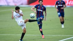 Jesús Navas intenta cortar un pase de Toño en el Levante-Sevilla. (AFP)