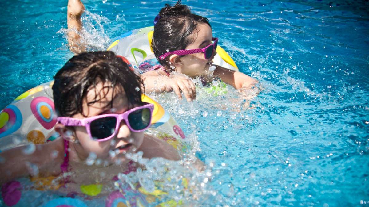 Las piscinas son el entretenimiento favorito de los niños cuando llega el verano