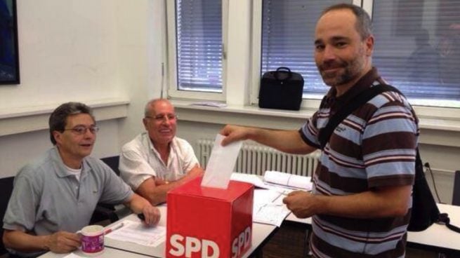 Raúl Gil votando desde Berlín en las primarias del PSOE.
