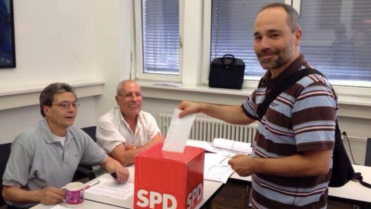 Raúl Gil votando desde Berlín en las primarias del PSOE.