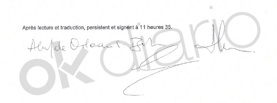 Álvaro de Orleans firma la declaración prestada ante el fiscal suizo.