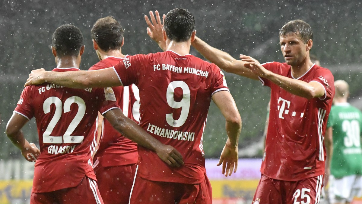 Los jugadores del Bayern celebra el gol de Lewandowski. (AFP)