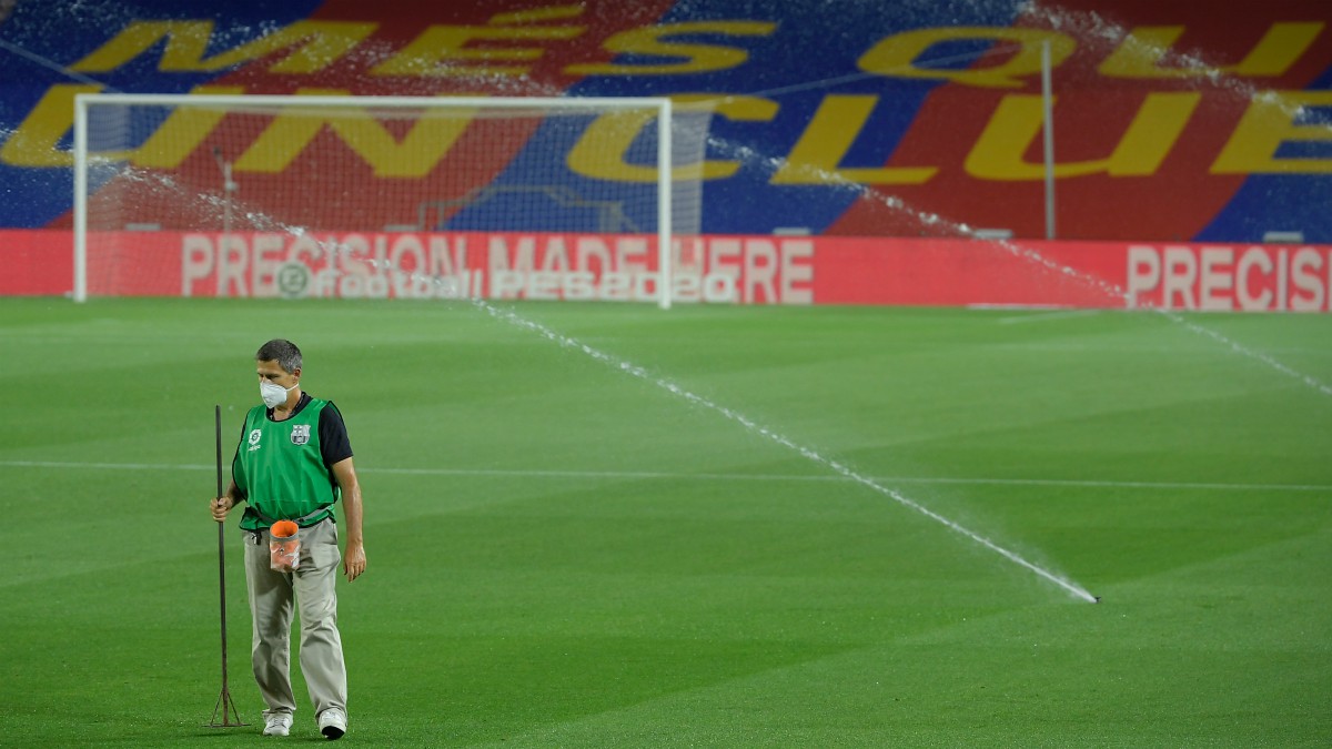 El Camp Nou, vacío de público. (AFP)