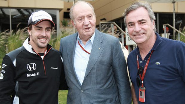 El Rey Juan Carlos I junto a Fernando Alonso y Carlos Sáinz, padre del piloto de Fórmula 1.