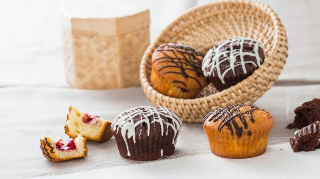 Receta de magdalenas caseras de vainilla y chocolate rellenas de mermelada